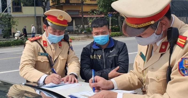 Hình ảnh minh họa các tính năng an toàn trên xe đạp trẻ em như phanh, bảo vệ xích, phản quang và một bé gái đang đội mũ bảo hiểm đúng cách